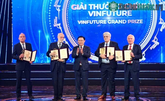 Chủ tịch Quốc hội Vương Đình Huệ (giữa) trao giải cho 4 tác giả giải chính tối 20/12 tại Hà Nội.