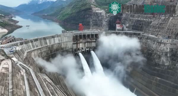 Con đập nằm ở thung lũng sông, nơi áp suất thủy tĩnh có thể lan rộng tới các dãy núi bên sườn.