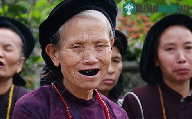 Thời xưa mọi người đều thích nhuộm răng.