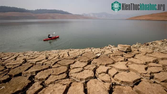 Bề mặt nứt gãy của hồ Oroville, bang California do hiện tượng siêu hạn hán