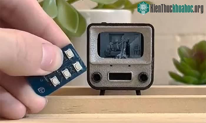 Chiếc điều khiển từ xa đi kèm tivi chỉ dài 380mm.