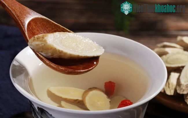 Xương cựa có vị ngọt, tính hơi ấm, thuộc kinh phế phổi, tỳ, gan, thận...