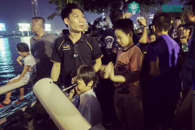 Một buổi quan sát thiên văn tại TP HCM do Câu lạc bộ thiên văn nghiệp dư tổ chức.