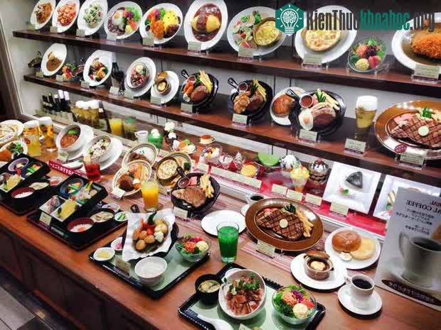 Nhà hàng trưng bày mô hình đồ ăn phía bên ngoài để thực khách dễ lựa chọn