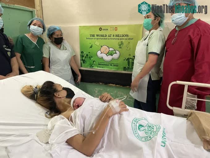 Bé gái sinh thường tại Bệnh viện Tưởng niệm Jose Fabella ở Manila, Philippines