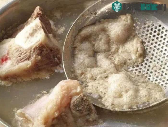 &nbsp;Lớp bọt nổi lên khi nấu ăn là hiện tượng chất hoạt động bề mặt của nước bị tác động.
