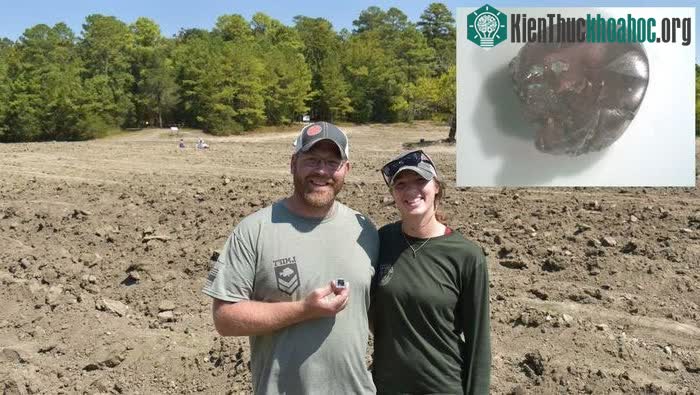 Đôi vợ chồng Jessica và Seth Erickson và viên kim cương nâu 1,90 carat.