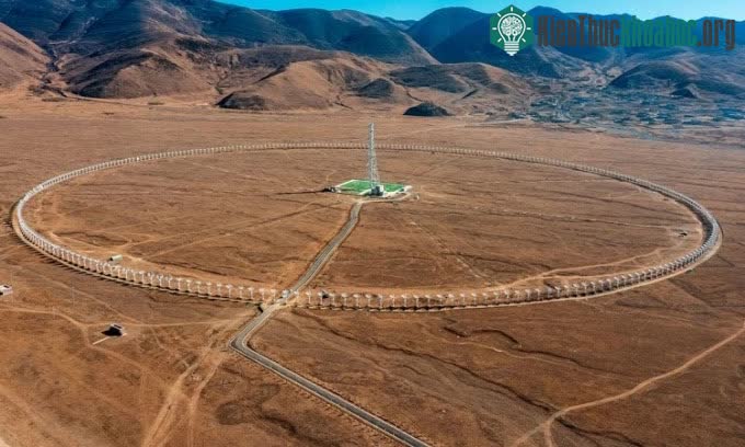 Kính viễn vọng vô tuyến Mặt trời Đạo Thành (DSRT) là tổ hợp ăngten xếp theo hình vòng tròn.