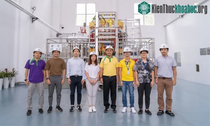 Các nhà khoa học và kỹ sư Thái Lan chụp ảnh trước cỗ máy Thái Lan Tokamak 1 (TT-1)