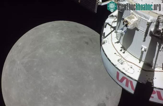 Mặt trăng dưới góc nhìn từ tàu Orion khi ở khoảng cách rất gần.