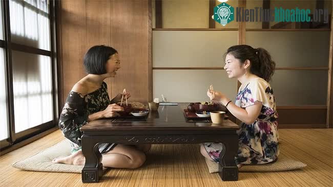 Tư thế chân này làm tăng lưu lượng máu đến dạ dày, giúp tiêu hóa thức ăn dễ dàng