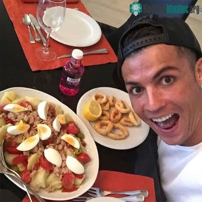 Ronaldo ăn 6 bữa nhỏ/ngày, hoặc ăn sau 3-4 giờ/lần và xen kẽ với uống nhiều nước.