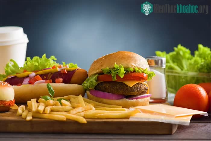 Đồ ăn nhanh, thực phẩm chiên rán có thể khiến cơn ho của bạn ngày càng nặng, lâu khỏi hơn.&nbsp;