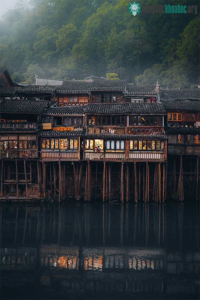 Phượng Hoàng cổ trấn