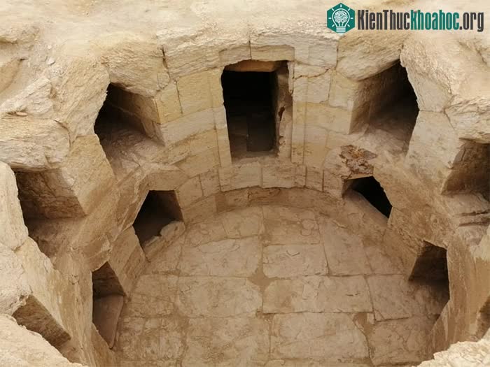 Nhà tang lễ có niên đại thuộc thời kỳ Ptolemaic và thời La Mã.