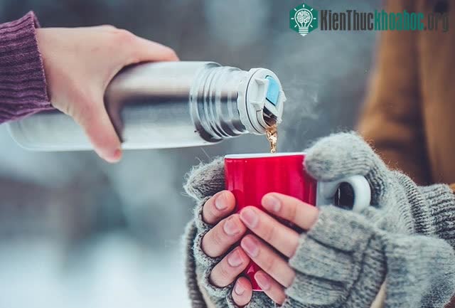 Khi dùng bình giữ nhiệt, mọi người không nên thay đổi đột ngột nhiệt độ nước từ nóng sang lạnh