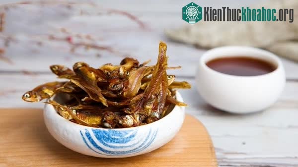 Các loại cá khô nhỏ ngâm giấm giúp hòa tan canxi dễ hấp thụ hơn.