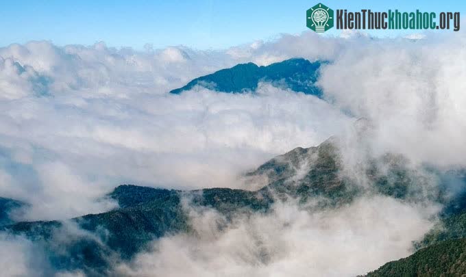 &nbsp;Những đỉnh núi nhô giữa biển mây giống như hòn đảo nhỏ giữa đại dương bao la.
