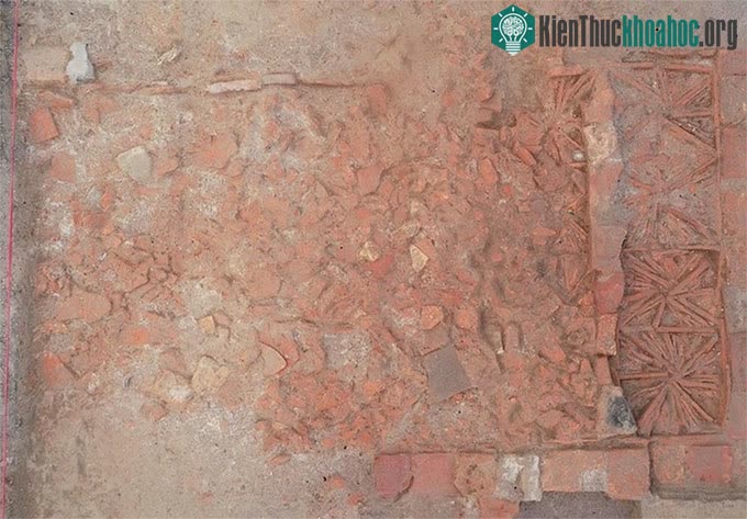 Gạch lát sân theo kỹ thuật nêm cối, tạo hình đồ án hoa chanh tại di tích An Sinh.