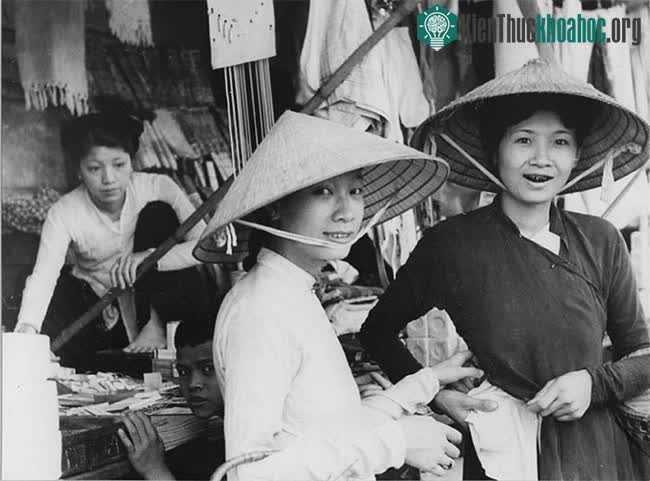Thời xưa, có các thợ nhuộm răng – họ hành nghề ở các làng hoặc khu chợ.