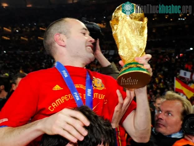 Dưới đáy cúp vàng World Cup có gì? ảnh 1