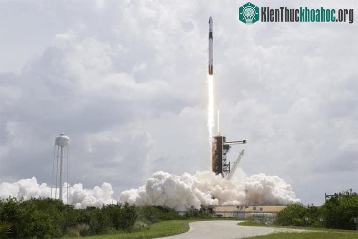SpaceX phóng tàu vũ trụ lịch sử Crew Dragon lên ISS.