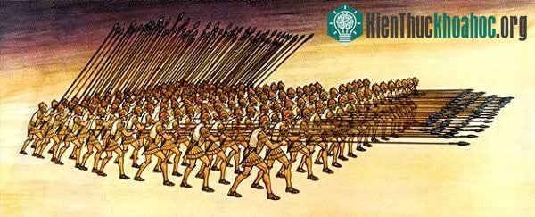 Với 300 chiến binh thần thánh cánh phải, quân đội Thebes giết hơn khoảng 1.000 binh sĩ Sparta.