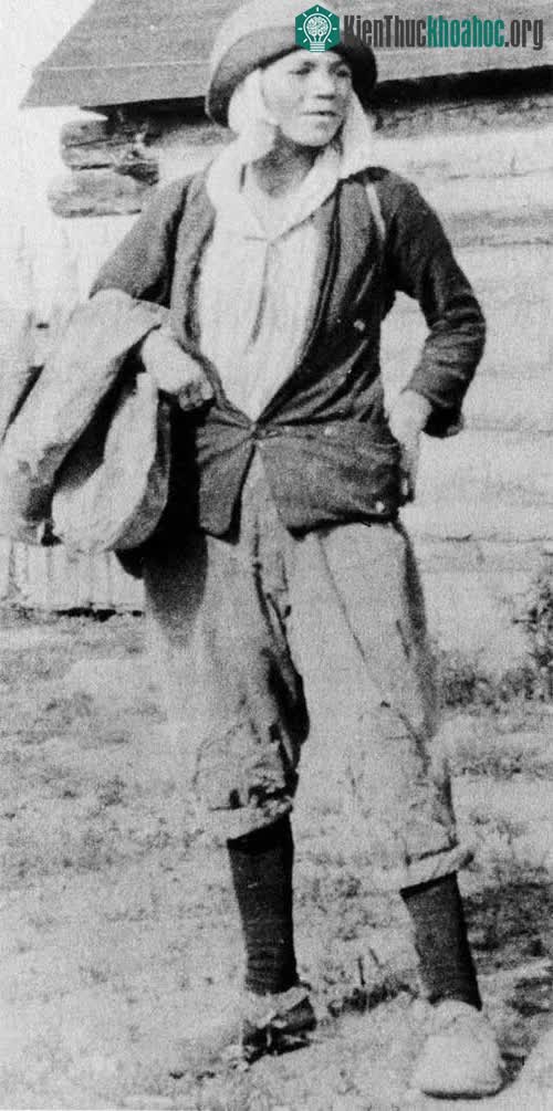 Lillian Alling đưa ra quyết định mạo hiểm là đi bộ trở lại thị trấn nhỏ của cô ở Siberia.