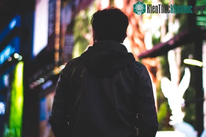 Cô đơn khiến bạn dễ bị tổn thương hơn ảnh 1