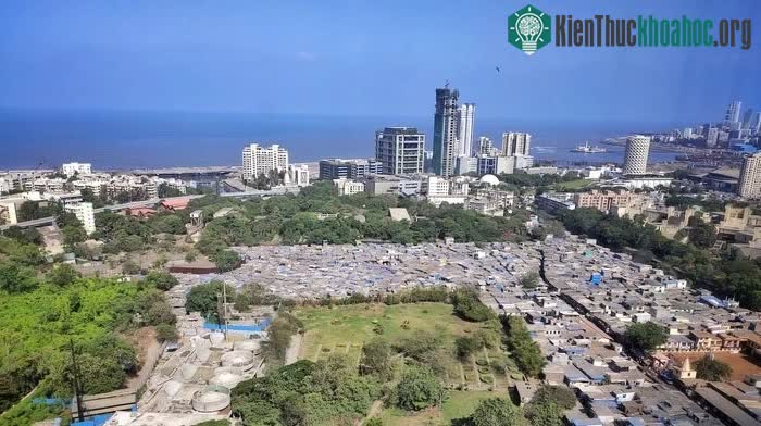 Dưới chân những toà nhà chọc trời ở Mumbai là những khu ổ chuột