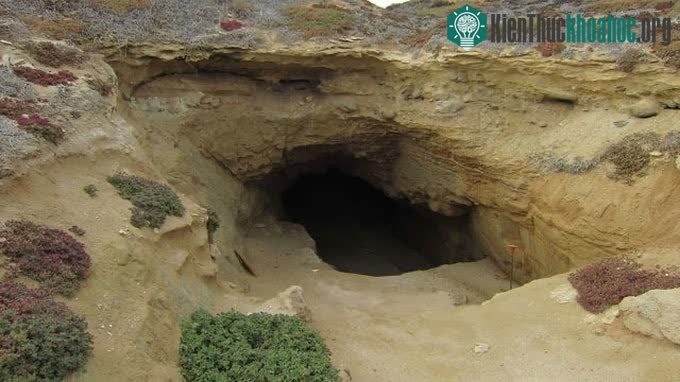 &nbsp;Một hang động trên đảo San Nicolas được cho là nhà của người phụ nữ bí ẩn này