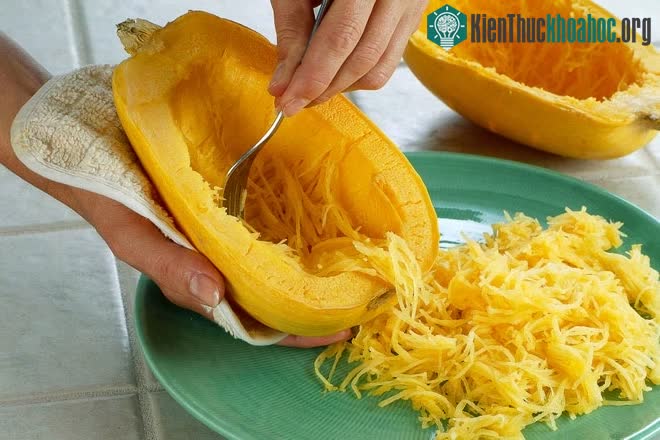 Bí khi luộc chín có phần ruột giống như mì sợi hay đu đủ bào.