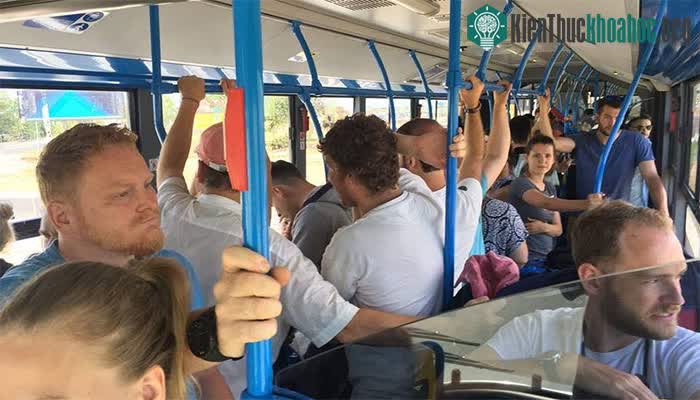 Các chuyến tàu xe đông khiến chúng ta cảm nhận thời gian như dài hơn.