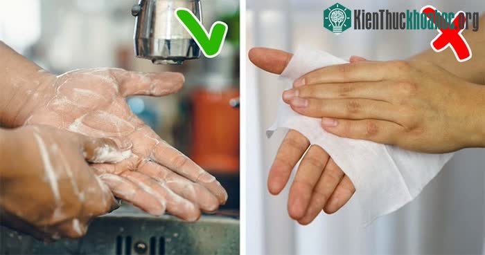 Lau tay bằng khăn giấy diệt khuẩn trước hoặc sau khi ăn