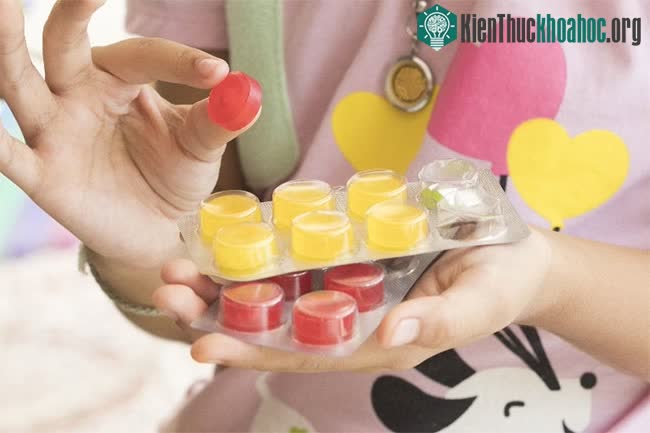 Một số viên ngậm kháng khuẩn có thể hỗ trợ xoa dịu các triệu chứng viêm họng.