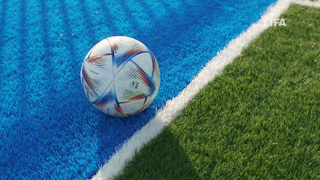 Minh họa của FIFA cho thấy phần rìa trái bóng vẫn còn dính một phần trong vạch vôi