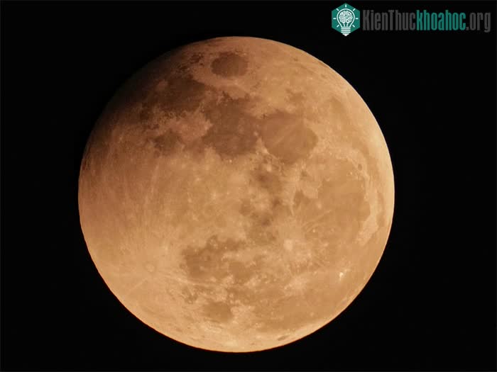 Mặt trăng chụp trên nóc Nhà hát Lớn lúc 20h - thời điểm sắp kết thúc nguyệt thực.