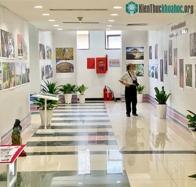 Một du khách thích thú chiêm ngưỡng hình ảnh hang động núi lửa