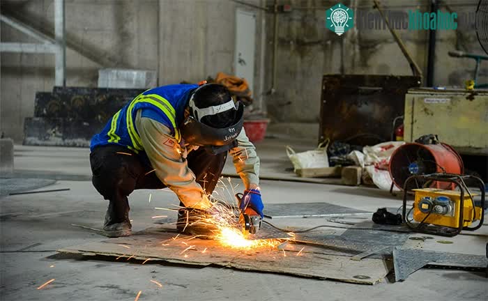 Công nhân tất bật thi công để sớm hoàn thiện tiến độ