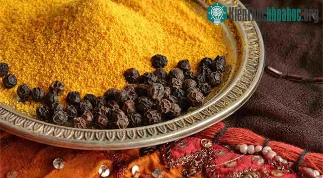 Trong Đông y, hạt tiêu còn được gọi là hồ tiêu, vị cay, tính nóng, vào 4 kinh tỳ, vị, phế và đại tràng
