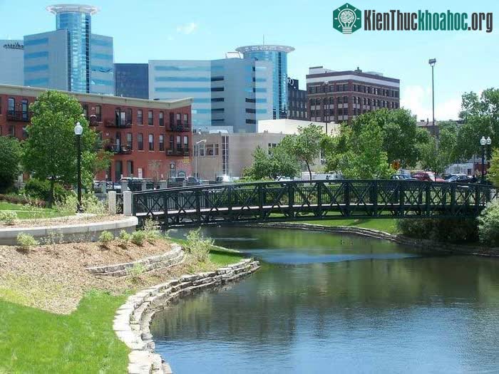Lạch Arcadia ở Kalamazoo, Michigan được xây dựng từ 1982 đến 1995.