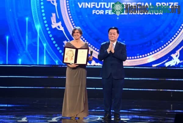 GS Pamela C. Ronald (trái) nhận giải đặc biệt cho nhà khoa học nữ.