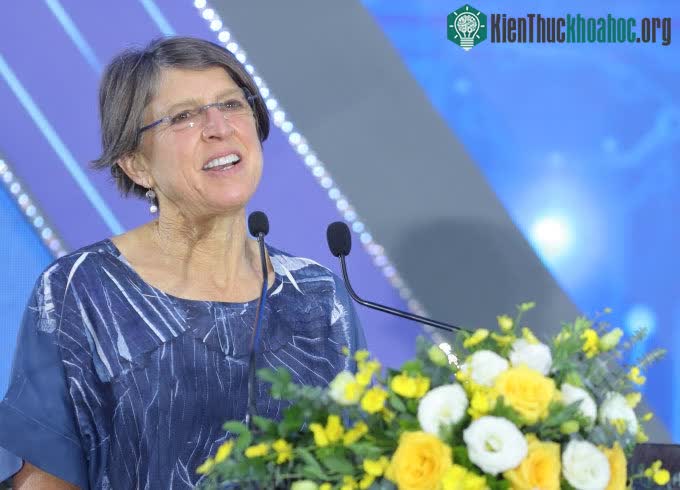 GS Pamela C. Ronald chia sẻ về con đường nghiên cứu, sáng 21/12 tại Hà Nội.