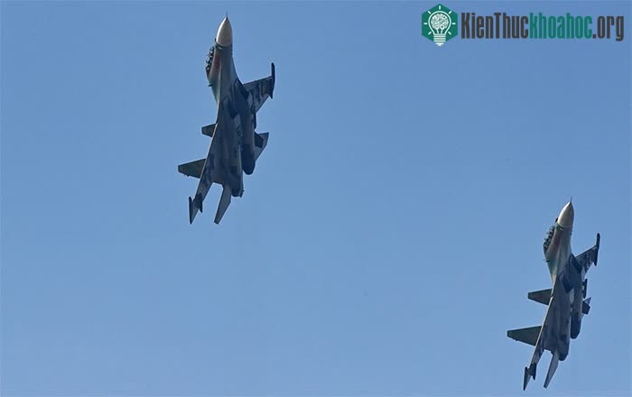 Hai chiếc Su-30 cùng gầm rít, nhào lộn trên bầu trời.