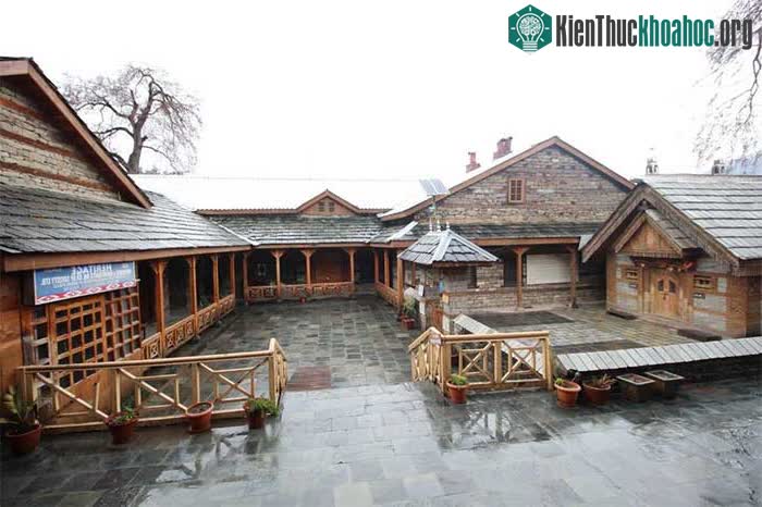 Lâu đài Naggar là điểm đến du lịch theo phong cách truyền thống kath kuni.