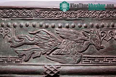 Đồ án chim phượng trên thân trống Cảnh Thịnh.