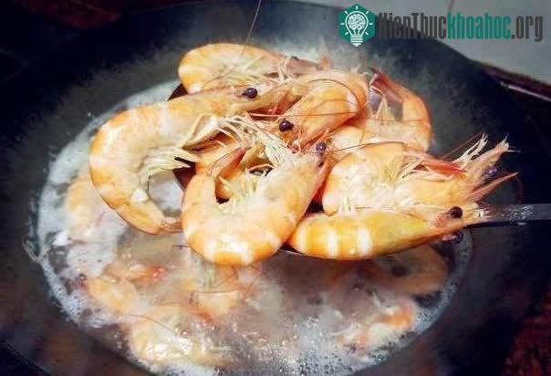Lớp bọt tan vào nước chủ yếu là máu nội tạng và một số tạp chất, nên bỏ đi.