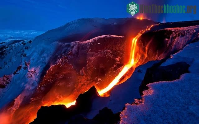 Muôn cách chặn dòng dung nham ngọn núi lửa ở Hawaii: Dùng cả máy bay ném bom lẫn "niềm tin" đều vô vọng ảnh 3