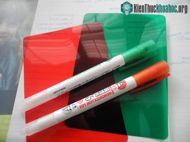 Các tấm nhựa xanh, đỏ là thứ không thể thiếu trong quá trình luyện thi của học sinh Nhật Bản.