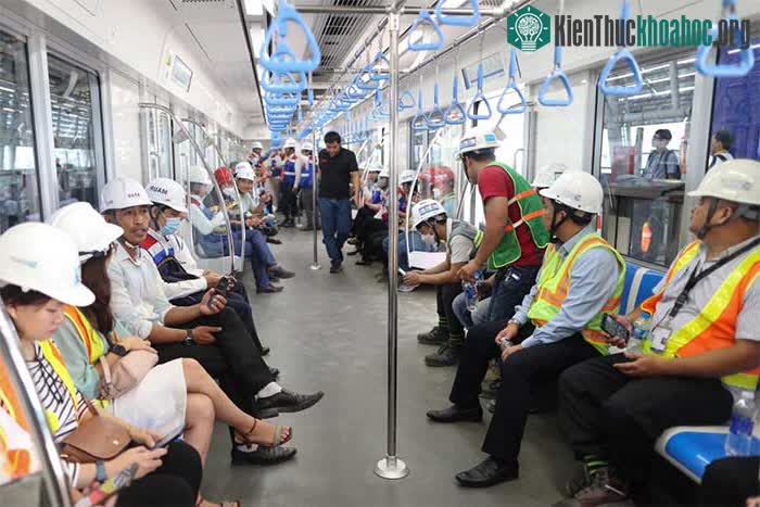 Mỗi đoàn tàu gồm 3 toa dài 61,5m, có thể chở 930 khách